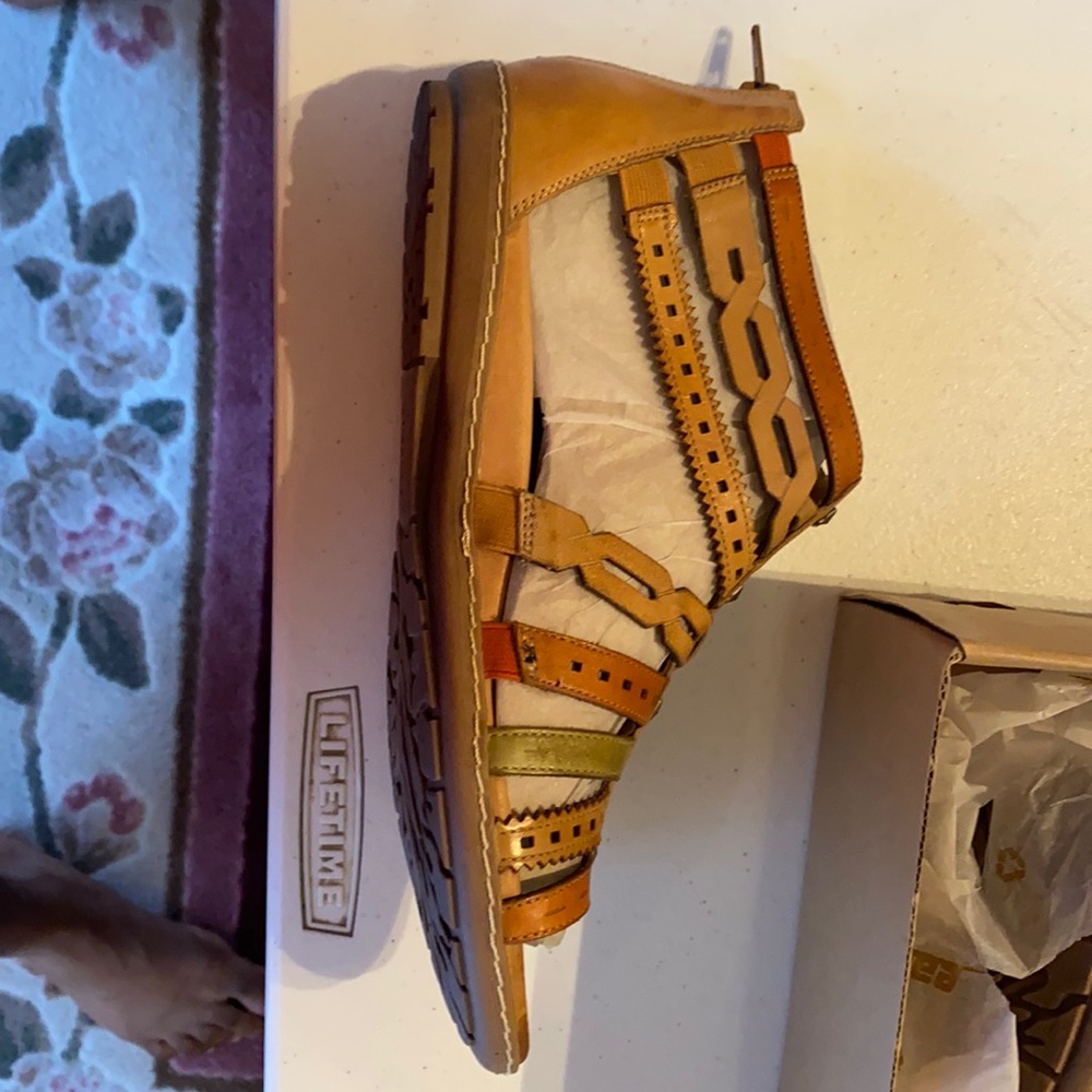 Earth brand sand brown leather shoes